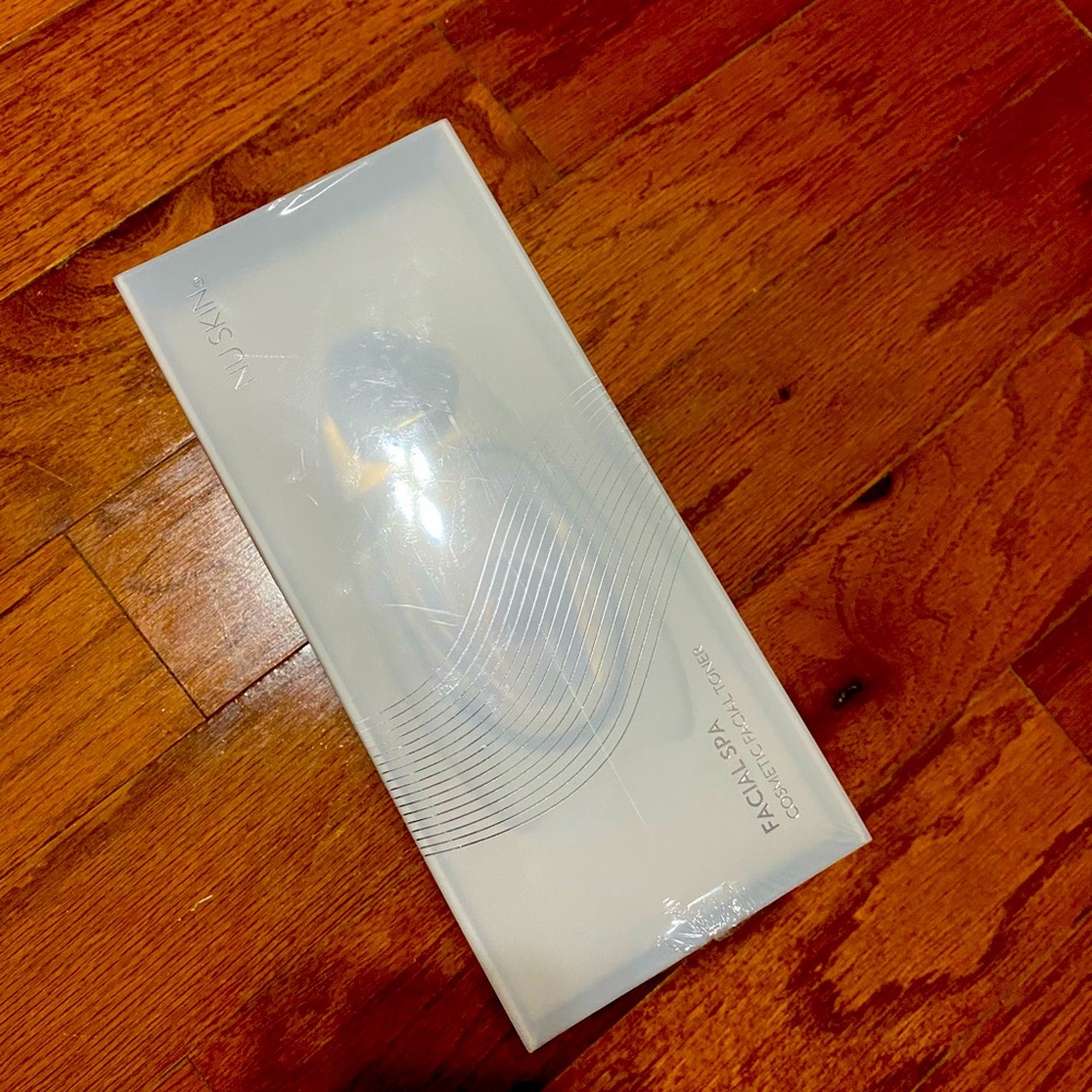 nuskin wrinkle iron. New in box